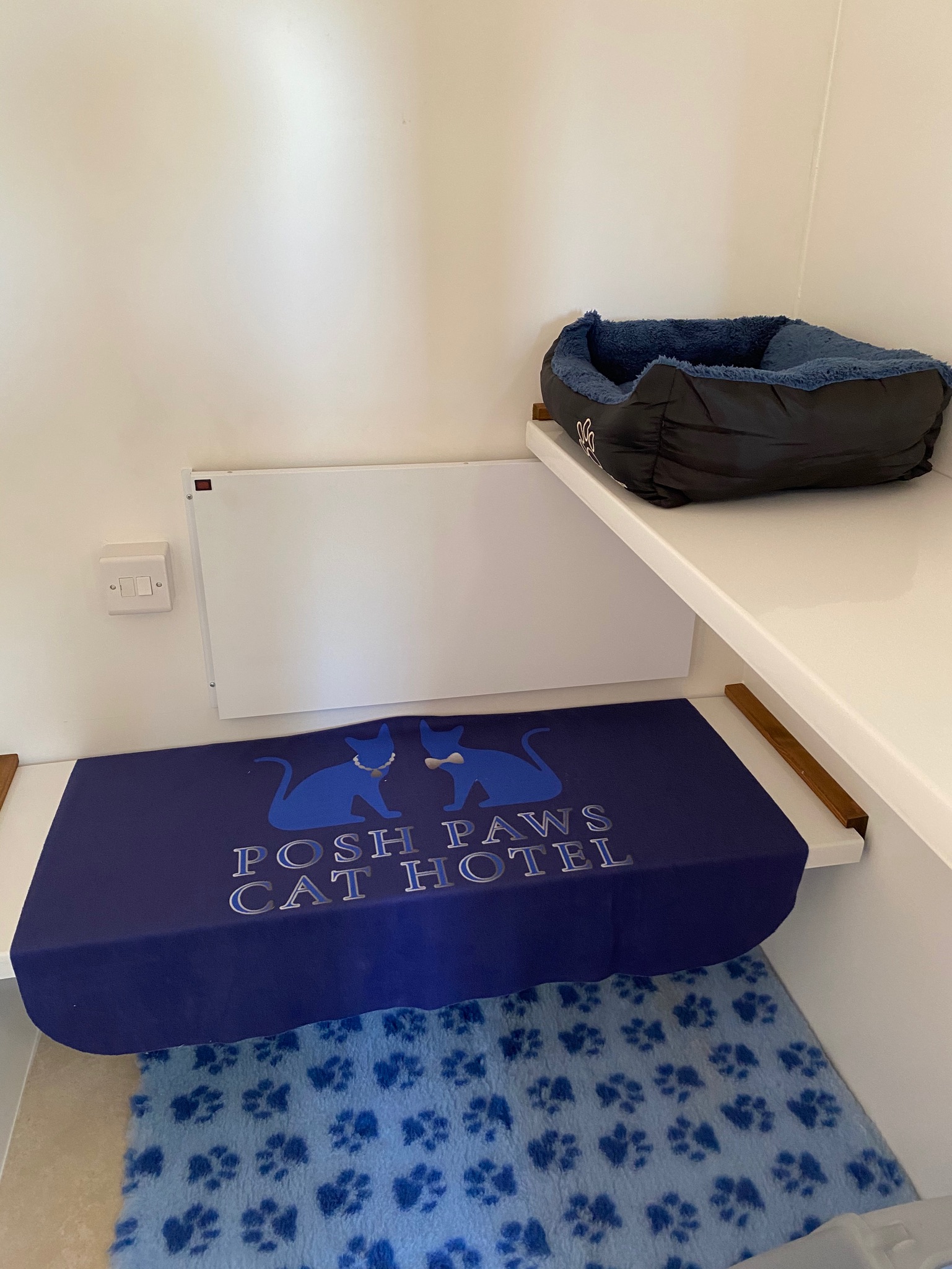  Vet bedding on  the floor with different levels and bed 